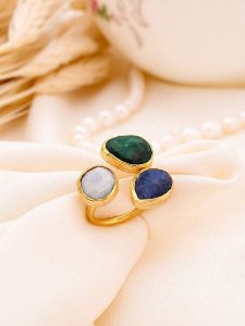 L'Atelier de Gaia Pozłacany pierścionek z kamieniami szlachetnymi rozmiar: onesize. Niebieskie pierścionki L'Atelier de Gaia, z agatem, pozłacane. Za 42,95 zł.