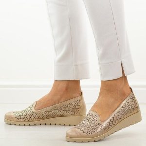 Złote ażurowe półbuty damskie M.Daszyński 1628-20. Żółte półbuty M.Daszyński, na lato, w ażurowe wzory, z jeansu, z okrągłym noskiem, bez obcasa, bez zapięcia. Za 179,00 zł.