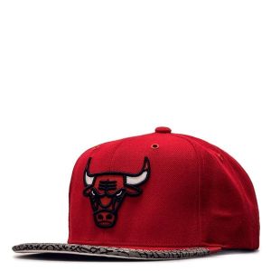 Czapka z daszkiem Mitchell & Ness Snapback Chicago Bulls 6HSSMM19505-CBUSCWH. Czerwone czapki MITCHELL & NESS, bez wzorów, sportowe. Za 149,00 zł.