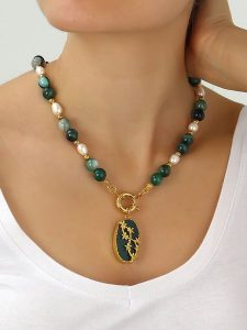 L'Atelier de Gaia Pozłacany naszyjnik z elementami ozdobnymi - dł. 50 cm rozmiar: onesize. Zielone naszyjniki L'Atelier de Gaia, z agatem, pozłacane. Za 117,45 zł.