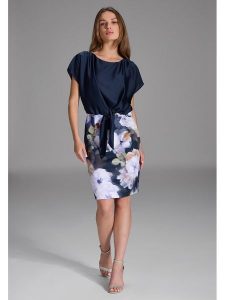 SWING Sukienka w kolorze granatowym rozmiar: 46. Niebieskie sukienki Swing, bez wzorów, bez kołnierzyka, bez ramiączek, mini. Za 283,95 zł.