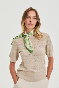 Wzorzysta apaszka zielona. Zielone apaszki i chusty MOODO, bez wzorów, z poliesteru. Za 34,99 zł.