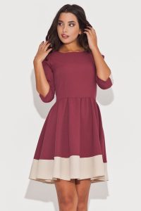 Elegancka Bordowa Sukienka z Rękawem 3/4 z Kolorowymi Lamówkami. Czerwone sukienki Katrus, l, bez wzorów, z lycry, eleganckie, bez kołnierzyka, bez ramiączek. Za 259,00 zł.