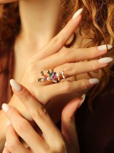 Pierres delicates Pozłacany pierścionek z perłą i cyrkoniami rozmiar: onesize. Białe pierścionki Pierres delicates, z cyrkonią, pozłacane. Za 43,99 zł.