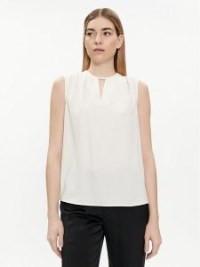 Calvin Klein Bluzka K20K207063 Écru Regular Fit. Bluzki Calvin Klein, bez wzorów, z syntetyku, bez kołnierzyka, bez ramiączek. Za 299,99 zł.