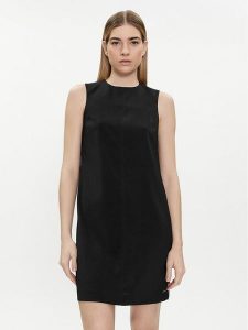 Calvin Klein Sukienka codzienna K20K207257 Czarny Slim Fit. Czarne kombinezony Calvin Klein, bez wzorów, z syntetyku, bez kołnierzyka, bez ramiączek. Za 469,99 zł.