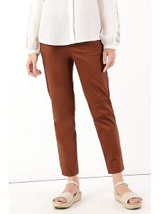 Marks & Spencer Spodnie chino w kolorze jasnobrązowym rozmiar: 36. Brązowe chinosy Marks & Spencer, bez wzorów, z podwyższonym stanem. Za 48,28 zł.