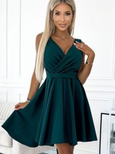 Sukienka Model Maya 478-3 Bottle Green - Numoco. Zielone sukienki NUMOCO, l, bez wzorów, z elastanu, z asymetrycznym kołnierzem, plus size, bez ramiączek, asymetryczne. Za 472,54 zł.