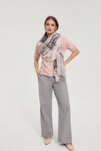 Wzorzysty szal różowy. Czerwone szaliki MOODO, bez wzorów, z poliesteru. Za 59,99 zł.