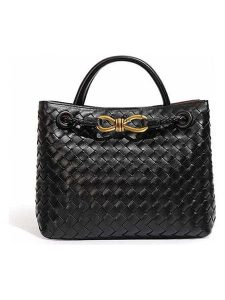 SUVRAI Torebka w kolorze czarnym - 30 x 23 x 13 cm rozmiar: onesize. Czarne torebki klasyczne SUVRAI, bez wzorów, z materiału, przez ramię, bez dodatków. Za 130,99 zł.