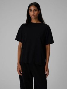 4F T-shirt loose gładki damski - czarny XS. Czarne t-shirty 4f, xs, bez wzorów, z bawełny, bez kołnierzyka, bez ramiączek. Za 79,99 zł.