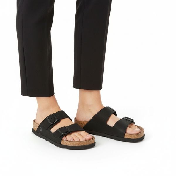 Klapki damskie Rieker, profilowana wkładka anatomiczny kształt regulowane paski solidne klamry korkowa podeszwa stabilne podparcie stopy, czarne, V31. Czarne klapki Rieker, bez wzorów, bez obcasa. Za 299,00 zł.