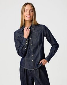 DAMSKA KOSZULA JEANSOWA WRANGLER EXAG YOKE SHIRT SADDLE 112362846. Koszule Wrangler, xs, bez wzorów, z jeansu, bez kołnierzyka, bez ramiączek. Za 169,99 zł.