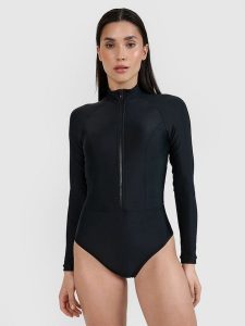 4F Kostium kąpielowy z długim rękawem damski - czarny M. Czarne szorty 4f, bez wzorów, z elastanu, sportowe. Za 179,99 zł.
