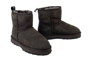 EMU AUSTRALIA Sharky Mini W12434 dark olive/black, botki damskie. Zielone botki EMU Australia, bez wzorów, z gumy, bez obcasa, bez zapięcia. Za 559,92 zł.