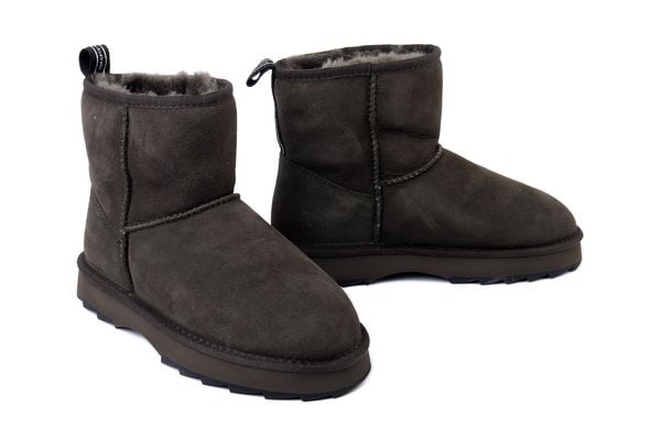 EMU AUSTRALIA Sharky Mini W12434 dark olive/black, botki damskie. Zielone botki EMU Australia, bez wzorów, z gumy, bez obcasa, bez zapięcia. Za 552,92 zł.