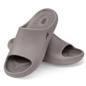 Klapki basenowe Aqua Speed Toledo. Brązowe klapki Aqua-Speed, bez wzorów, bez obcasa. Za 59,99 zł.