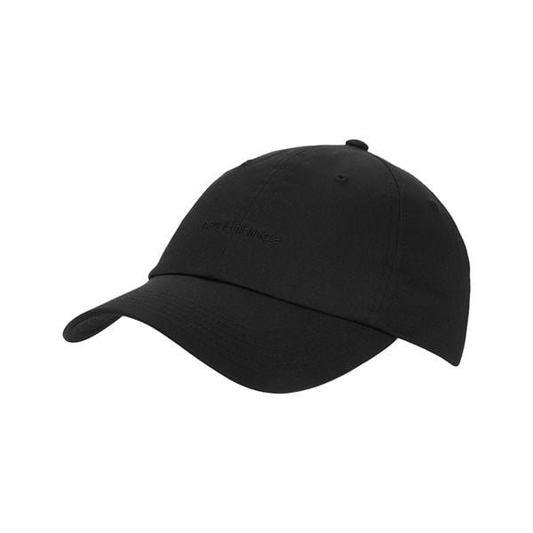 Czapka damska New Balance LAH51010BK – czarna. Czarne czapki New Balance, bez wzorów, z materiału, sportowe. Za 109,99 zł.