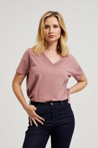 T-shirt z dekoltem w serek różowy. Czerwone t-shirty MOODO, s, bez wzorów, z bawełny, bez kołnierzyka, bez ramiączek. W wyprzedaży za 19,99 zł.