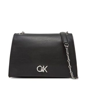 Torebka Calvin Klein. Czarne torebki klasyczne Calvin Klein, bez wzorów, bez dodatków. Za 419,99 zł.