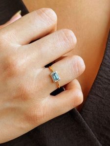 DIA DIAMONDS Pozłacany pierścionek z diamentami i topazem rozmiar: 58. Niebieskie pierścionki DIA DIAMONDS, z diamentem, pozłacane. Za 302,35 zł.