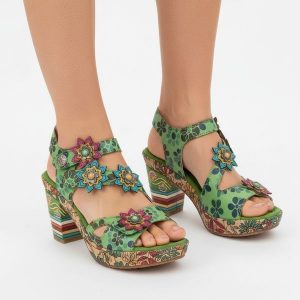 Sandały damskie Laura Vita, ze skóry naturalnej ozdobne aplikacje kwiatowe na paskach i profilowana wkładka, zielone, 33 AS311-33 Vert. Zielone sandały LAURA VITA, z aplikacjami, ze skóry, bez obcasa, na obcasie, bez zapięcia. Za 349,00 zł.