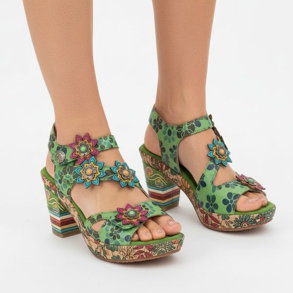 Sandały damskie Laura Vita, ze skóry naturalnej ozdobne aplikacje kwiatowe na paskach i profilowana wkładka, zielone, 33 AS311-33 Vert. Zielone sandały LAURA VITA, z aplikacjami, ze skóry, bez obcasa, na obcasie, bez zapięcia. Za 314,90 zł.