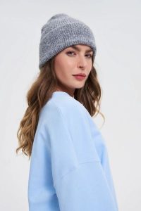 Czapka z dodatkiem wełny szara. Szare czapki MOODO, bez wzorów, z elastanu. Za 59,99 zł.