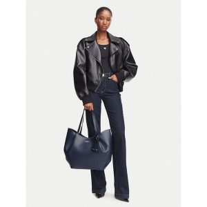 Torebka Guess. Niebieskie shopper bag Guess, z aplikacjami, bez dodatków. Za 642,99 zł.