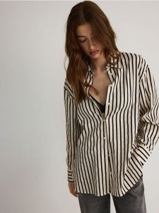 Bawełniana koszula w paski - beżowy. Brązowe koszule Reserved, l, bez wzorów, z bawełny, bez kołnierzyka, bez ramiączek. W wyprzedaży za 59,99 zł.