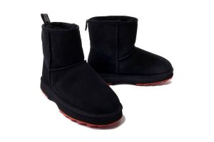 EMU AUSTRALIA Sharky Mini W12434 black/crimson, botki damskie. Czarne botki EMU Australia, na zimę, bez wzorów, z gumy, bez obcasa, bez zapięcia. Za 552,93 zł.