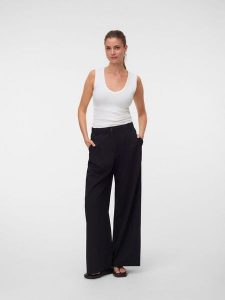 Vero Moda Spodnie w kolorze czarnym rozmiar: 42/L30. Czarne spodnie z wysokim stanem Vero Moda, bez wzorów, z materiału, z podwyższonym stanem. Za 149,95 zł.