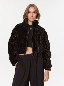 Guess Kurtka zimowa Roux W3BL10 KBWC2 Czarny Relaxed Fit. Czarne kurtki Guess, na zimę, m, z aplikacjami, z syntetyku, bez kaptura. Za 469,99 zł.