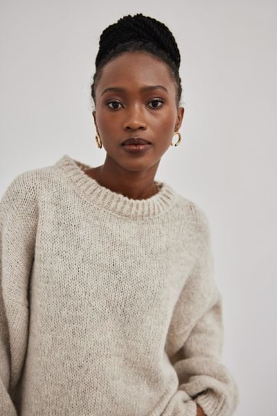 Sweter oversize z bufiastym rękawem w kolorze IVORY - RIVERO. Szare swetry klasyczne Marsala, na zimę, z poliamidu, bez kołnierzyka. Za 349,90 zł.