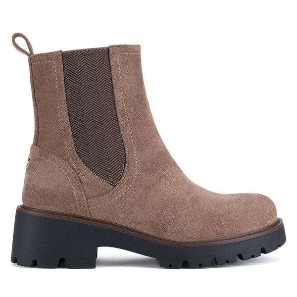 Botki Clara Barson. Brązowe botki Clara Barson, bez wzorów, bez obcasa, na płaskiej podeszwie, bez zapięcia. Za 99,99 zł.