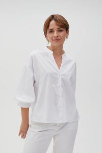 Koszula oversize z bufiastymi rękawami biała. Białe koszule MOODO, l, bez wzorów, z bawełny, bez kołnierzyka, bez ramiączek. Za 109,99 zł.