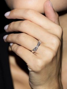 ATELIER DU DIAMANT Złoty pierścionek z diamentami rozmiar: 58. Szare pierścionki ATELIER DU DIAMANT, z diamentem, złote. Za 1 022,99 zł.