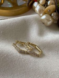 Luseera Pozłacane kolczyki-kreole z cyrkoniami rozmiar: onesize. Żółte kolczyki Luseera, z cyrkonią, pozłacane. Za 43,99 zł.