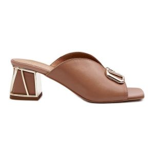 Eleganckie Klapki Damskie Na Obcasie Laura Messi 2771 Beżowe beżowy. Brązowe klapki z aplikacjami, ze skóry, bez obcasa, na obcasie. Za 463,09 zł.