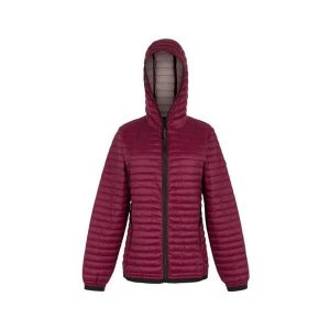 Damska kurtka puchowa Regatta Rigain. Czerwone kurtki Regatta, bez wzorów, z puchu, bez kaptura. Za 209,99 zł.