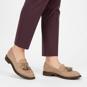 Mokasyny beżowe Armodo, z miękką cholewką i dekoracyjnymi chwostami na przodzie osadzone na niskim stabilnym obcasie zapewniają wygodę, beżowe, 1726. Brązowe półbuty Armodo, bez wzorów, z nubiku, bez obcasa, na obcasie, bez zapięcia. Za 439,00 zł.