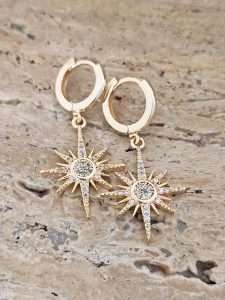 Nakkash Pozłacane kolczyki-kreole z cyrkoniami rozmiar: onesize. Żółte kolczyki Nakkash, z cyrkonią, pozłacane. Za 61,17 zł.