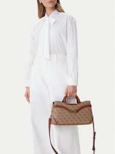 Guess Torebka Dea HWSG79 93060 Beżowy. Brązowe torebki klasyczne Guess, z aplikacjami, ze skóry, bez dodatków. Za 349,99 zł.