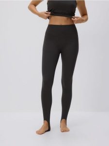 Legginsy z zapiętkami - szary. Szare legginsy Reserved, bez wzorów, z tkaniny. Za 119,99 zł.