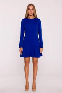 Elegancka krótka sukienka trapezowa z kontrafałdami chabrowa. Niebieskie sukienki MOE, xl, bez wzorów, eleganckie, bez kołnierzyka, bez ramiączek, mini, dopasowane. Za 329,00 zł.