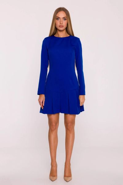 Elegancka krótka sukienka trapezowa z kontrafałdami chabrowa. Niebieskie sukienki MOE, l, bez wzorów, eleganckie, bez kołnierzyka, bez ramiączek, mini, dopasowane. Za 339,00 zł.