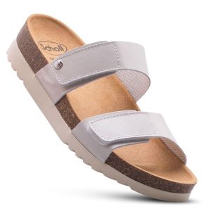 Klapki damskie lifestylowe SCHOLL LUSAKA 2.0 sandały na lato. Białe klapki Scholl, bez wzorów, z materiału, bez obcasa, na obcasie. Za 359,99 zł.