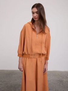 BGN Bluza w kolorze pomarańczowym rozmiar: 40. Pomarańczowe bluzy BGN, bez wzorów, bez kaptura. Za 114,17 zł.