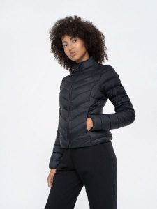 4F Kurtka puchowa z wypełnieniem syntetycznym damska XS. Czarne kurtki 4f, xs, bez wzorów, z puchu, bez kaptura. W wyprzedaży za 149,99 zł.