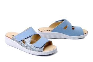 DR. BRINKMANN 701109-51 mittelblau , klapki damskie. Niebieskie klapki Dr. Brinkmann, bez wzorów, ze skóry, bez obcasa. Za 263,42 zł.